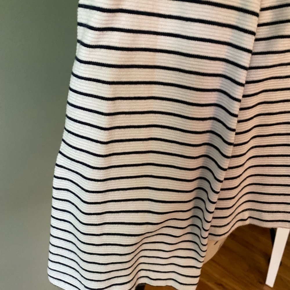 Women’s Banana Republic whit & Navy Striped Top Size Small - Picture 4 of 6